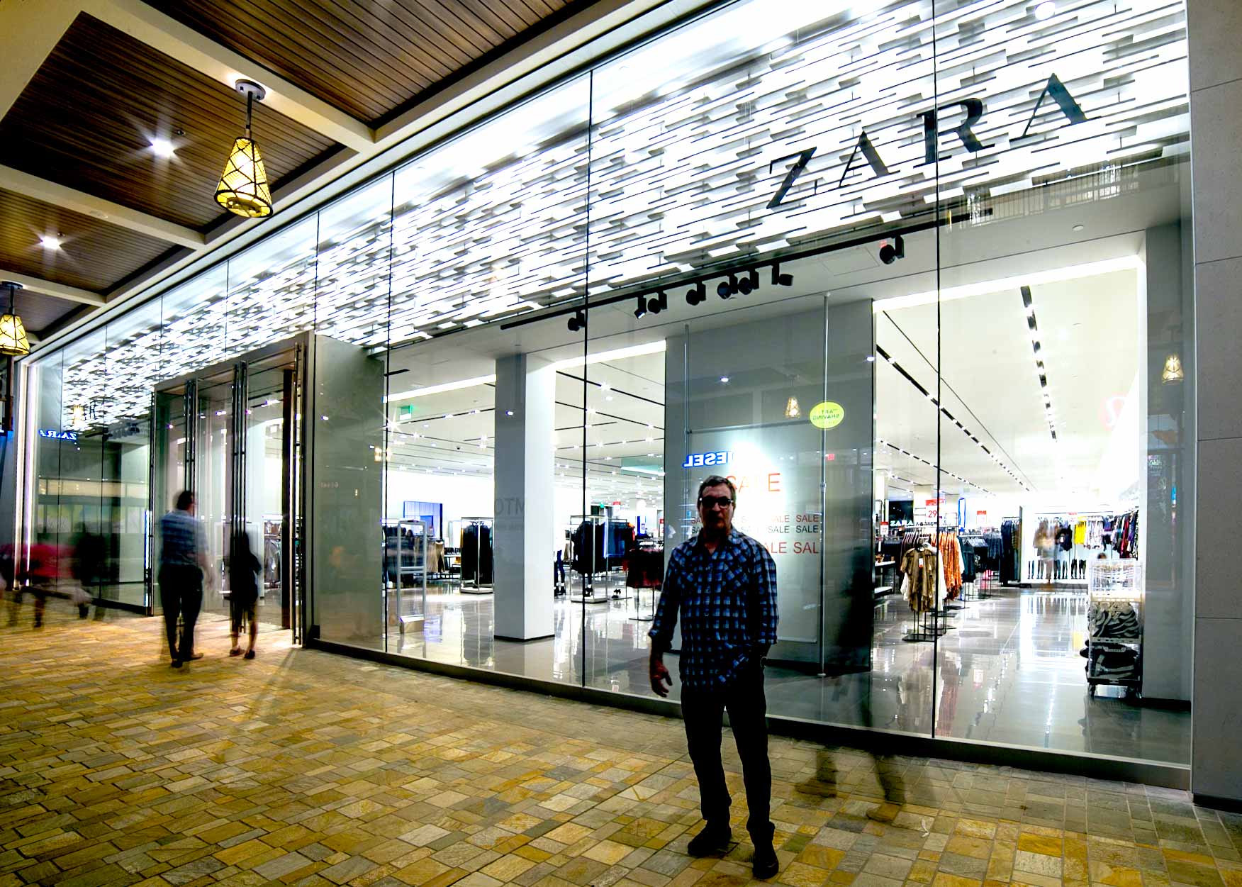 photo: Zara storefront (or mall front) in Hawaii (Oahu)
